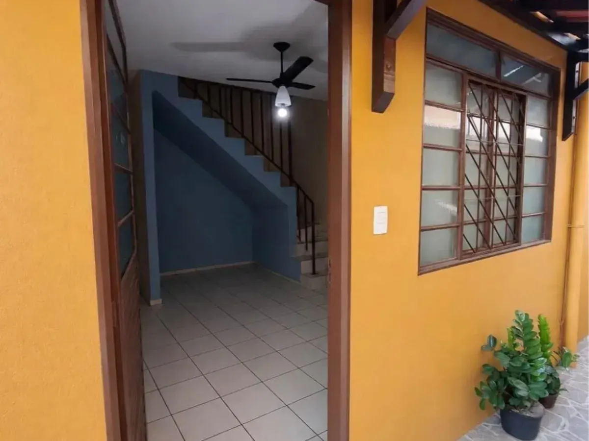 Vendo casa geminada bairro Laranjeiras em Betim
