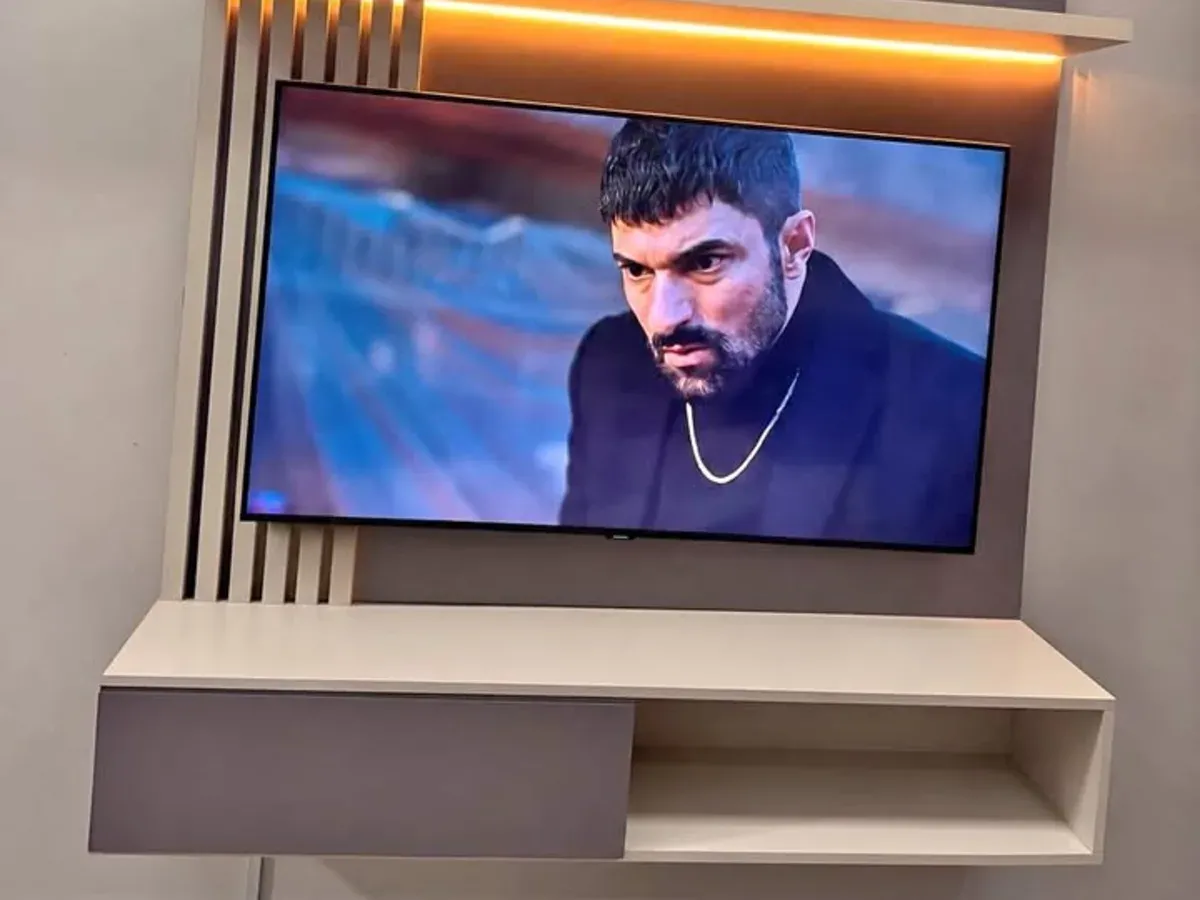 Moderno painel para TV de parede com prateleira superior e inferior.