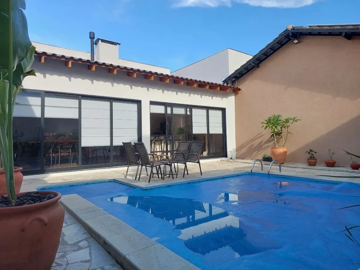 Casa a venda com piscina e área de lazer