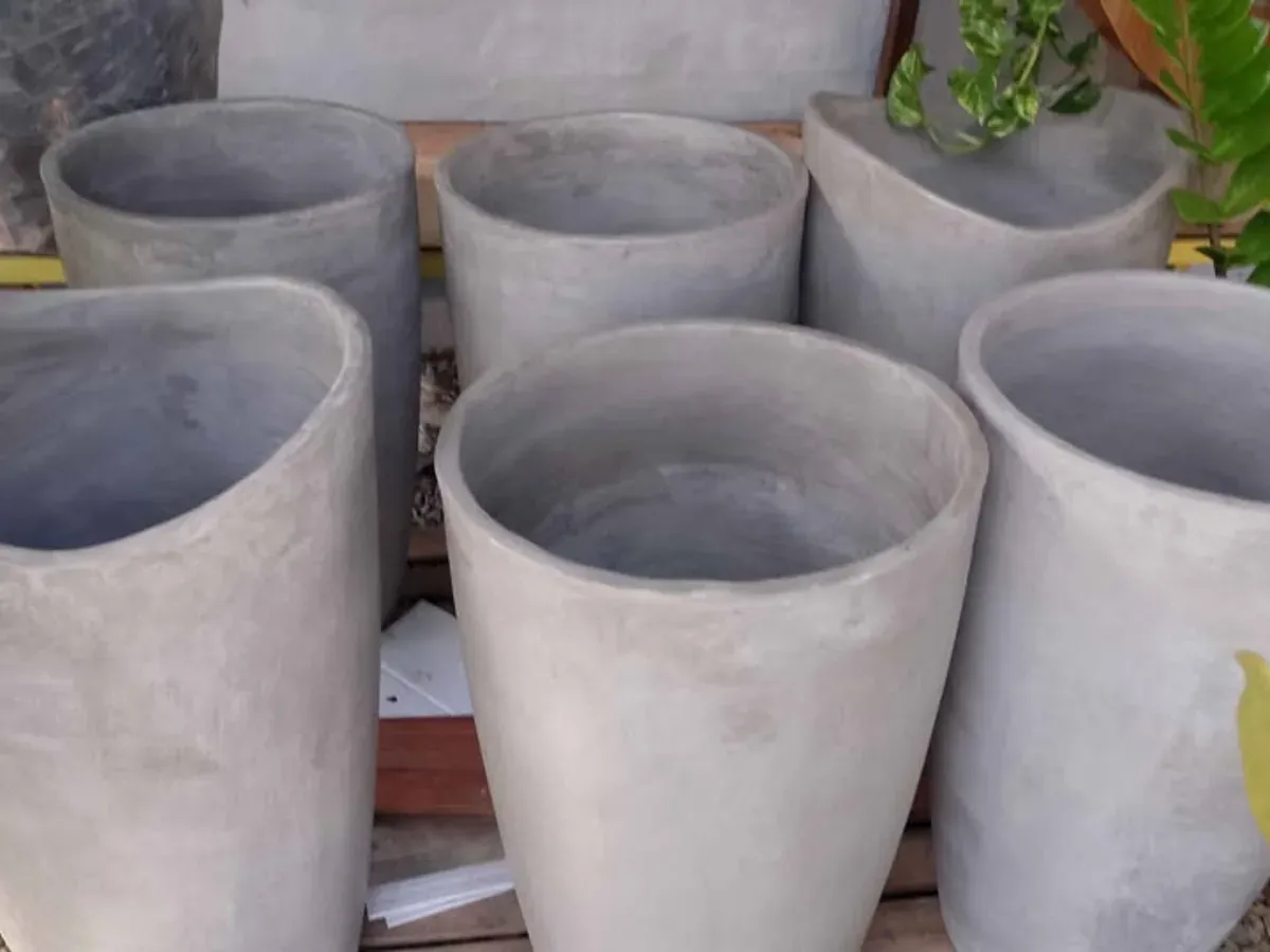 Vende vasos decorativos de cimento e fibra de vidro leve e resistente